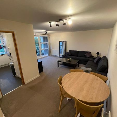 Spacious 2-Bedroom Flat Near Surbiton Station Exterior foto