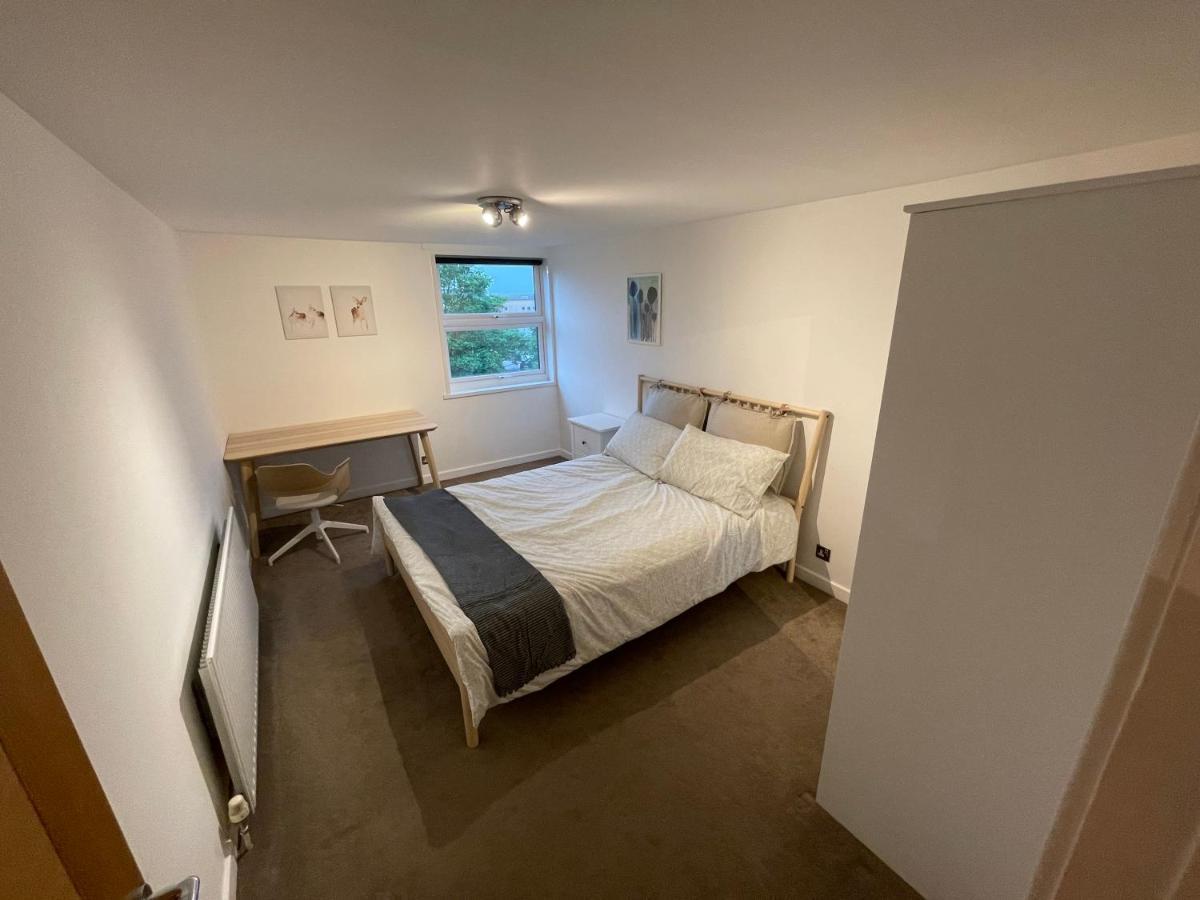 Spacious 2-Bedroom Flat Near Surbiton Station Exterior foto
