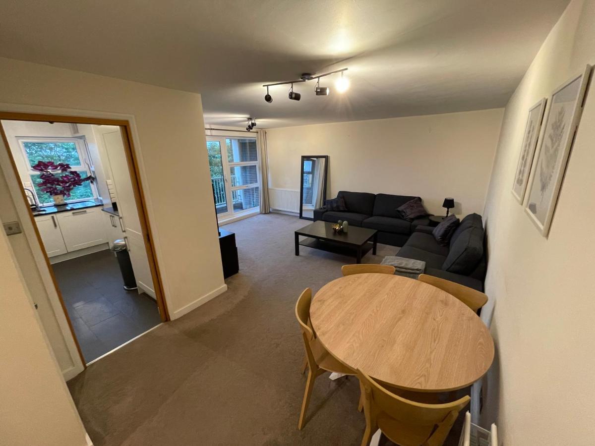 Spacious 2-Bedroom Flat Near Surbiton Station Exterior foto