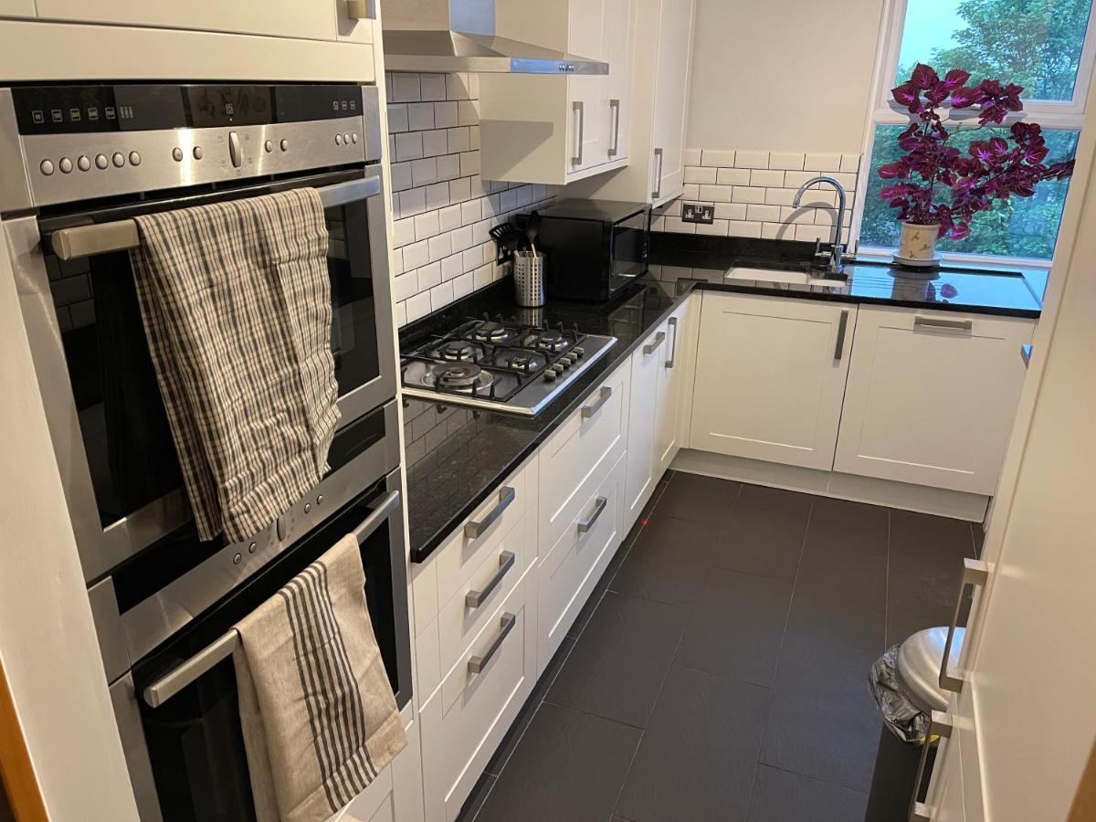 Spacious 2-Bedroom Flat Near Surbiton Station Exterior foto
