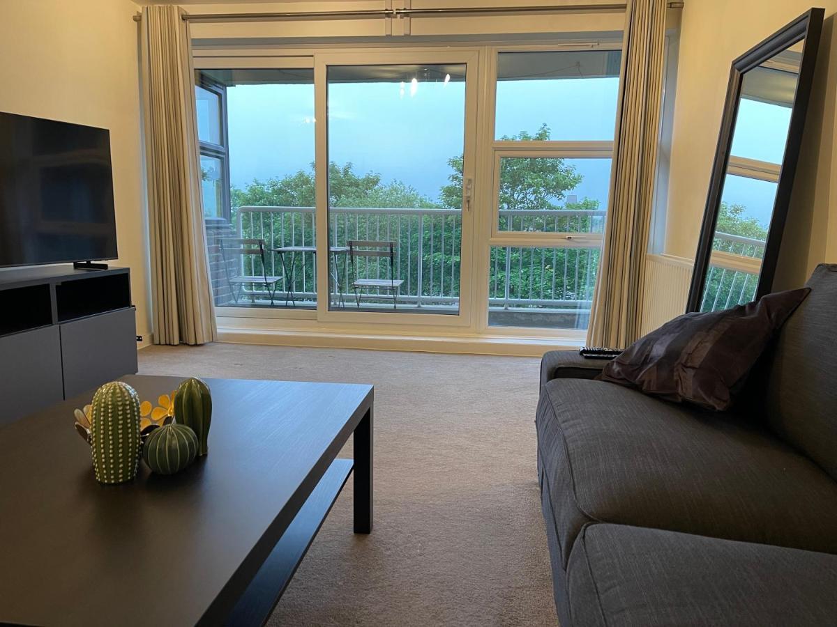 Spacious 2-Bedroom Flat Near Surbiton Station Exterior foto